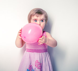 Fotografie eines Kleinkindes mit Luftballon