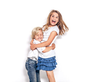 Fotografie zweier fröhlicher Geschwister