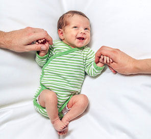 Lustiges Baby mit Elternhänden