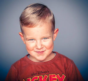 Fotografie eines fröhlichen Jungen